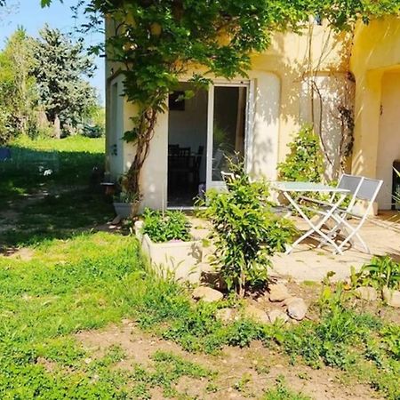 Offrez-Vous Un Sejour Dans Notre Gite A Entressen Une Grande Piscine Pour Se Rafraichir ,Un Espace De Jeux Pour Enfants Pour Des Heures De Divertissement Un Terrain De Petanque Pour Des Parties Endiablees Kültér fotó