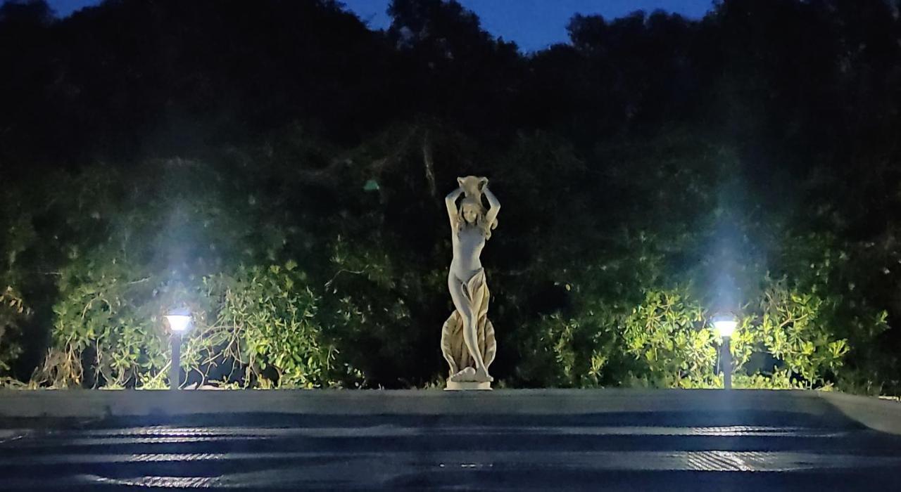 Offrez-Vous Un Sejour Dans Notre Gite A Entressen Une Grande Piscine Pour Se Rafraichir ,Un Espace De Jeux Pour Enfants Pour Des Heures De Divertissement Un Terrain De Petanque Pour Des Parties Endiablees Kültér fotó