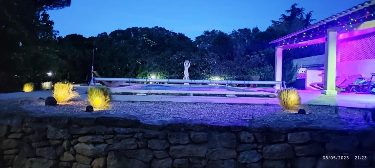 Offrez-Vous Un Sejour Dans Notre Gite A Entressen Une Grande Piscine Pour Se Rafraichir ,Un Espace De Jeux Pour Enfants Pour Des Heures De Divertissement Un Terrain De Petanque Pour Des Parties Endiablees Kültér fotó