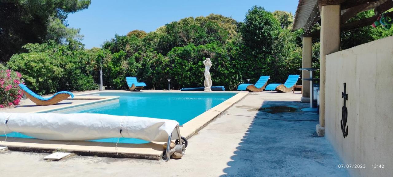 Offrez-Vous Un Sejour Dans Notre Gite A Entressen Une Grande Piscine Pour Se Rafraichir ,Un Espace De Jeux Pour Enfants Pour Des Heures De Divertissement Un Terrain De Petanque Pour Des Parties Endiablees Kültér fotó